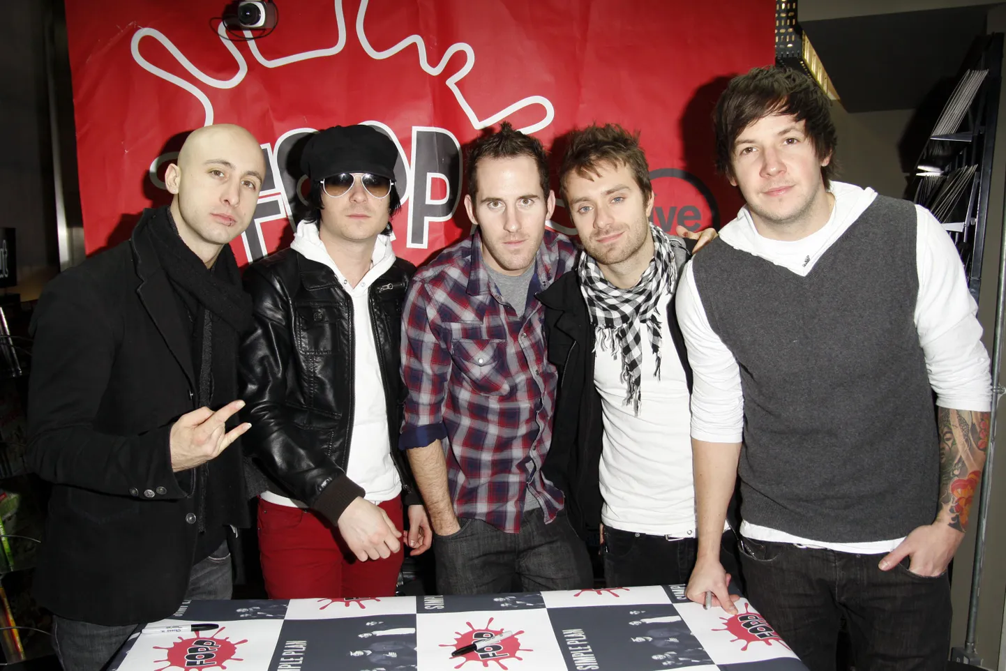 Jeff Stinco, David Desrosiers, Chuck Comeau, Sebastien Lefebvre ja Pierre Bouvier ansamblist Simple Plan