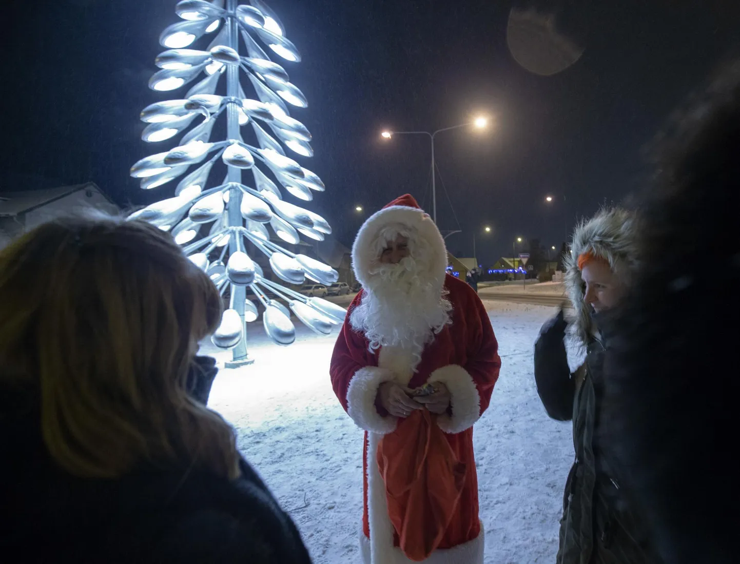 Esimesel jõulupühal jagas kuuse all uudistajatele kommi jõuluvana.