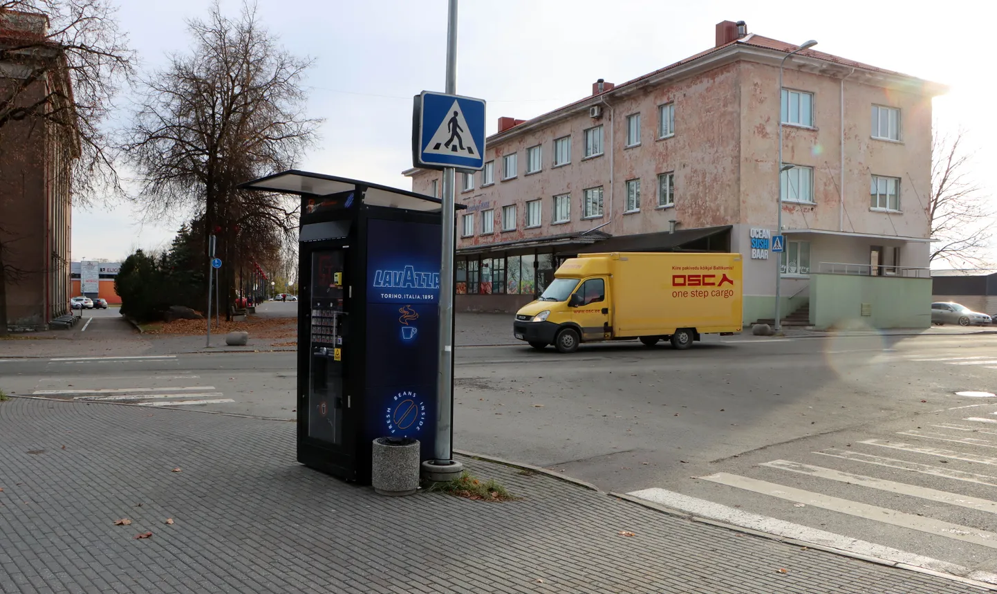 В центре Йыхви установили кофейный автомат, который загораживает пешеходов на подходе к "зебре".