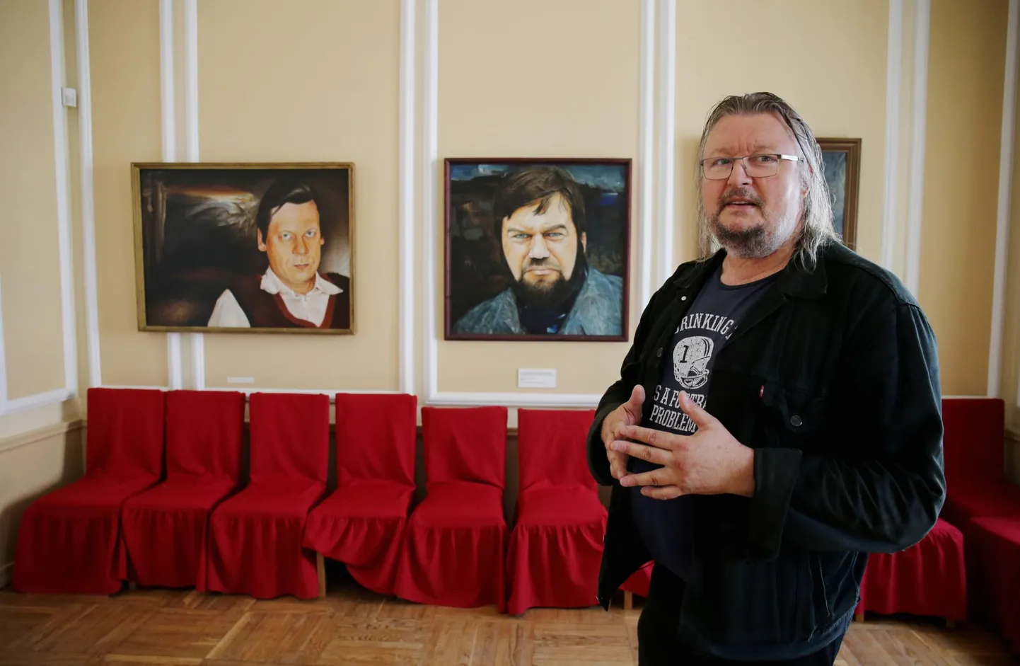 Ilmar Kruusamäe selja taga on Jaan Toominga (vasakul) ja Lembit Kurvitsa portree.