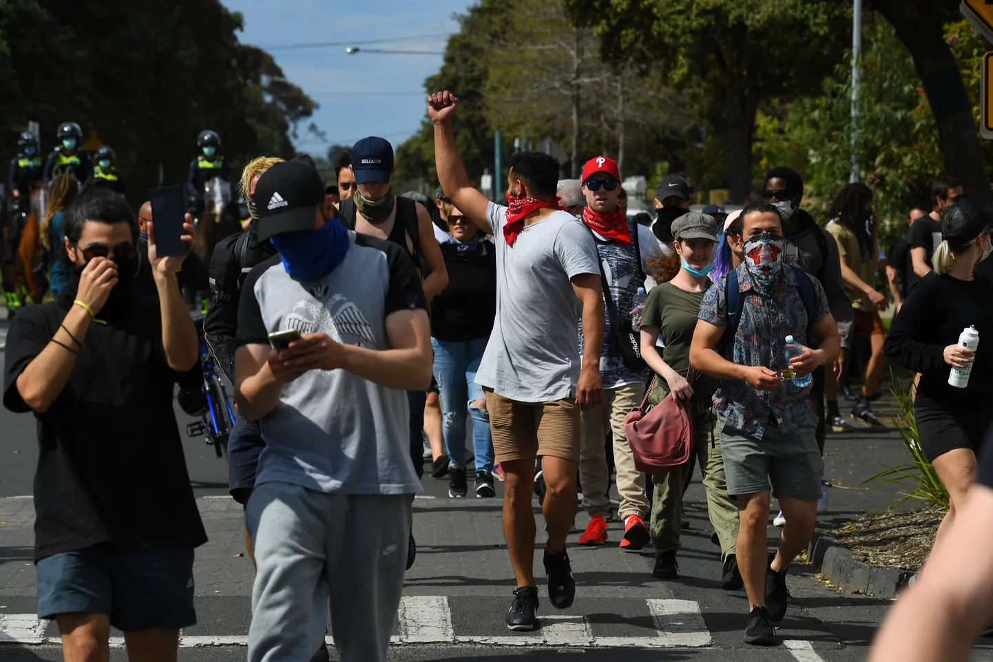 Koroonapiirangute vastane protest Melbourne'is.