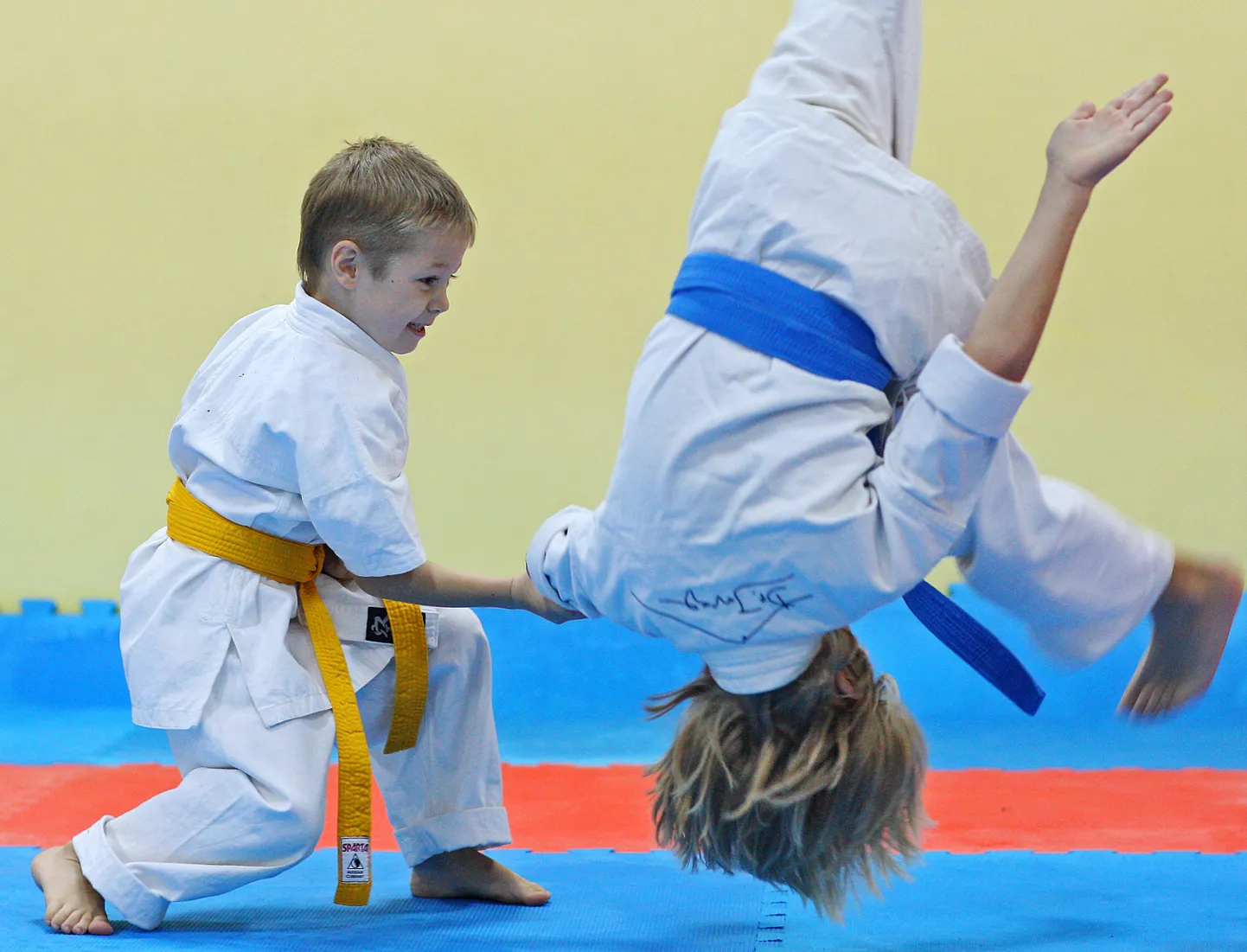 Viieaastase karateka Vladimir Gerasimovi (vasakul) stiilinäide