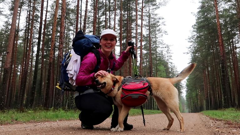 Maiu Lünekund on Eesti matkaradadel läbinud sadu kilomeetreid, koer kõrval.