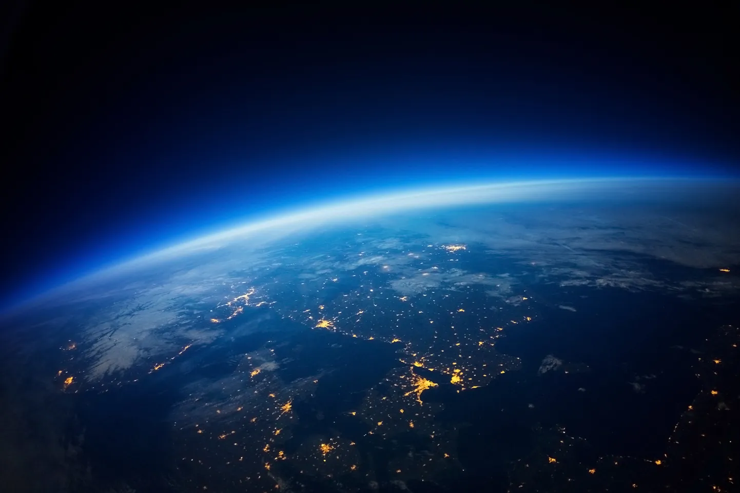 Опубликованная NASA фотография, сделанная на высоте 20 километров над Землей.