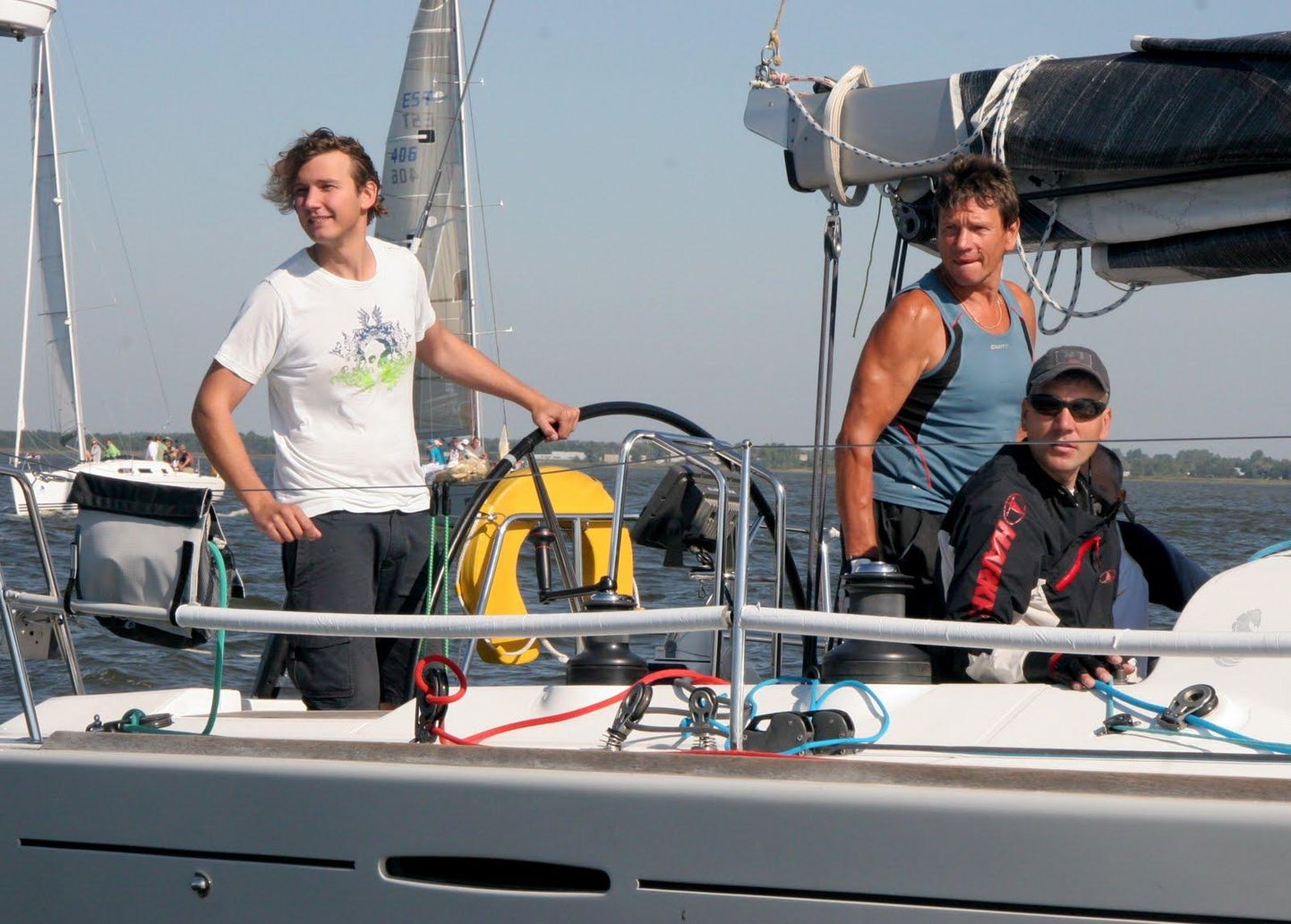 Tuule võistkond purjetas kapten Kristjan Mugra (vasakul) juhtimisel Kärdla ringil teise auhinna vääriliselt.