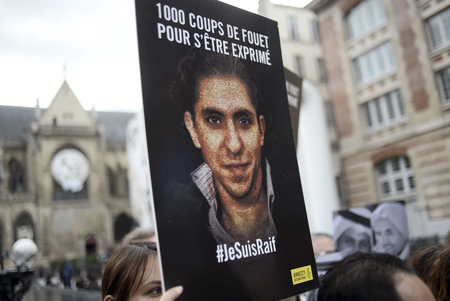 Meeleavaldaja hoidmas Raif Badawi näopildiga plakatit.