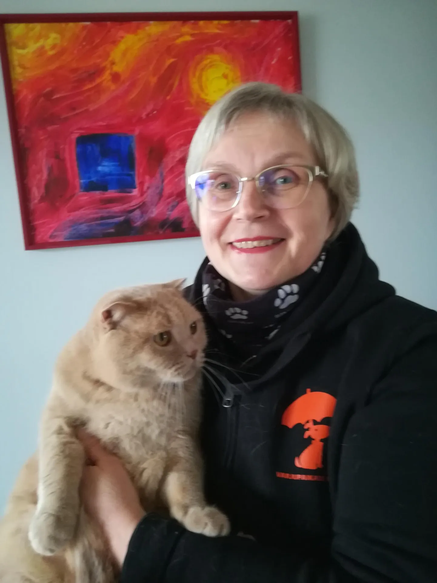 Anneli Matsi kodukontoris koos varjupaigast võetud kassi mr.Higginsiga.