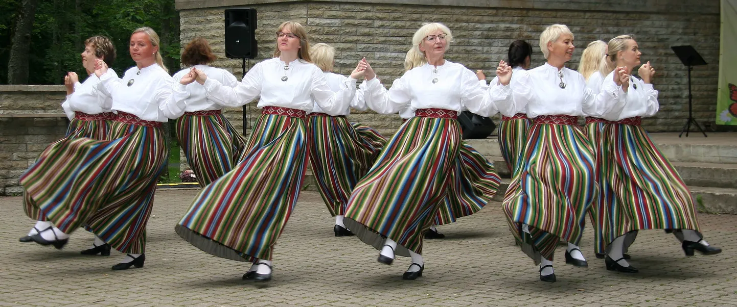 Üks pärimustantsufestivalil osalejatest on ka Jõhvi rahvatantsurühm Gevi.