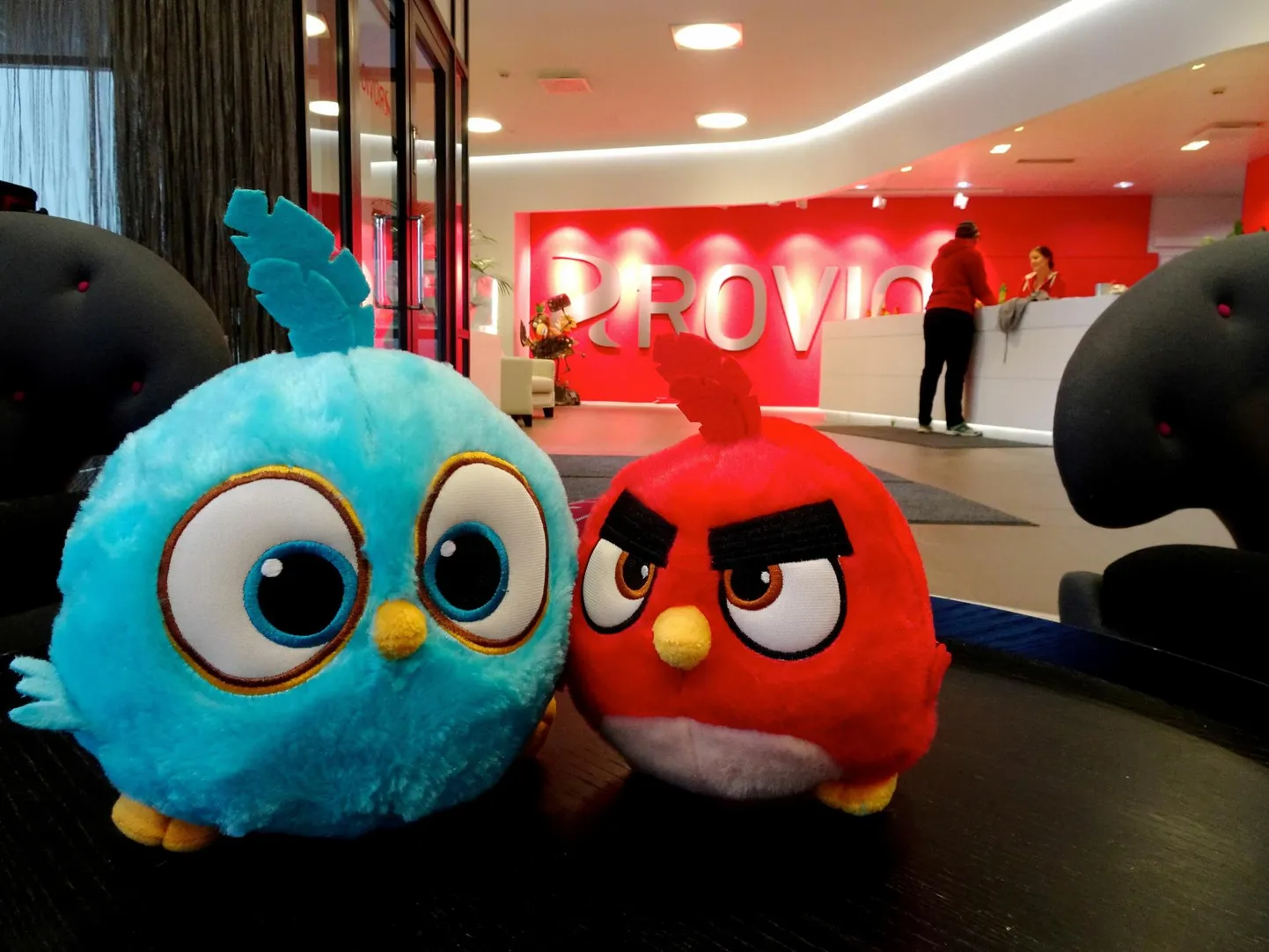 Vihaste lindude kujud Rovio peakorteris Espoos.