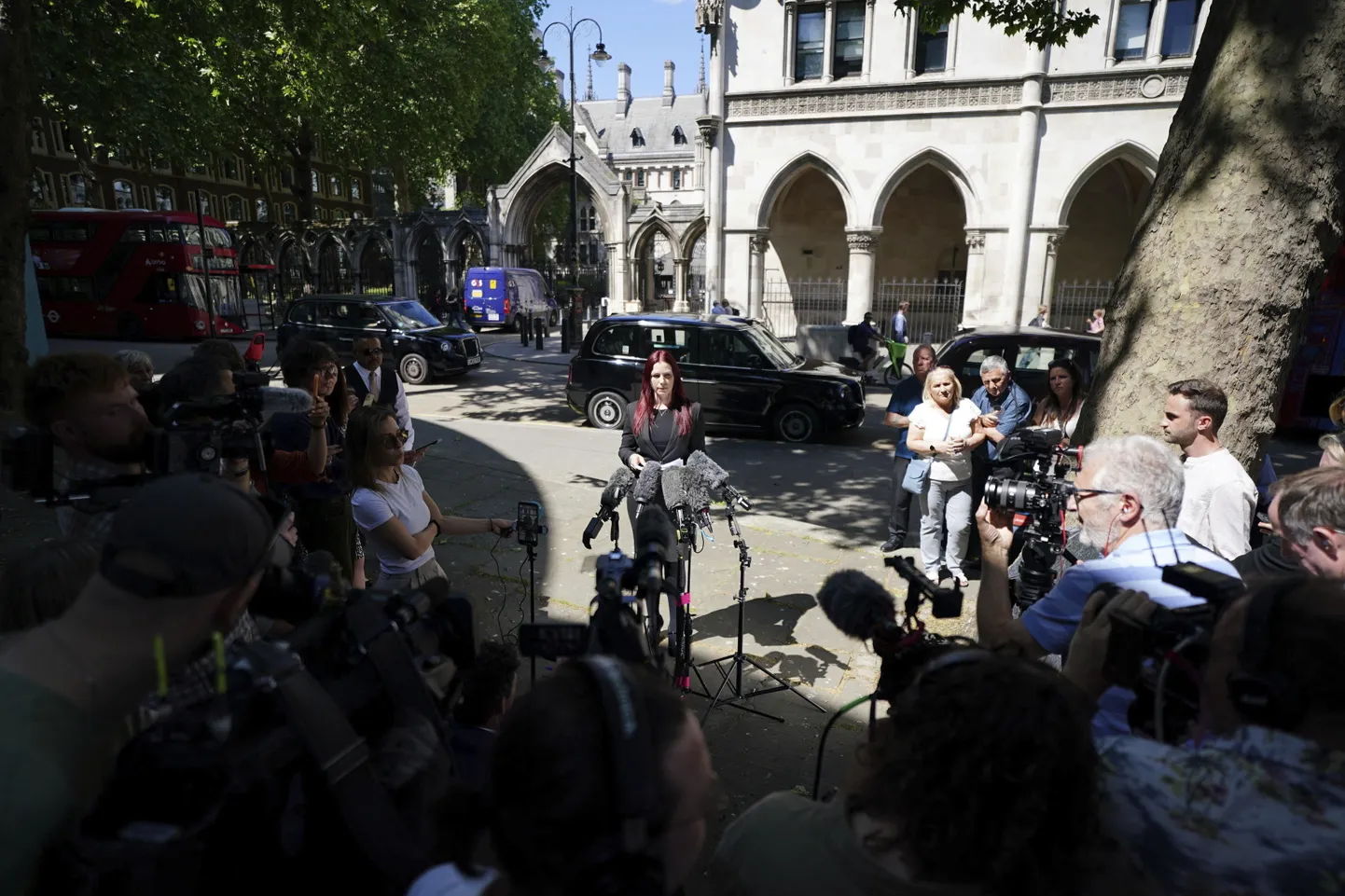 Mõrva eest 38 aastat trellide taga veetnud Peter Sullivani advokaat Sarah Myatt Londoni kohtu juures pärast mehe süüdimõistmise tühistamist.