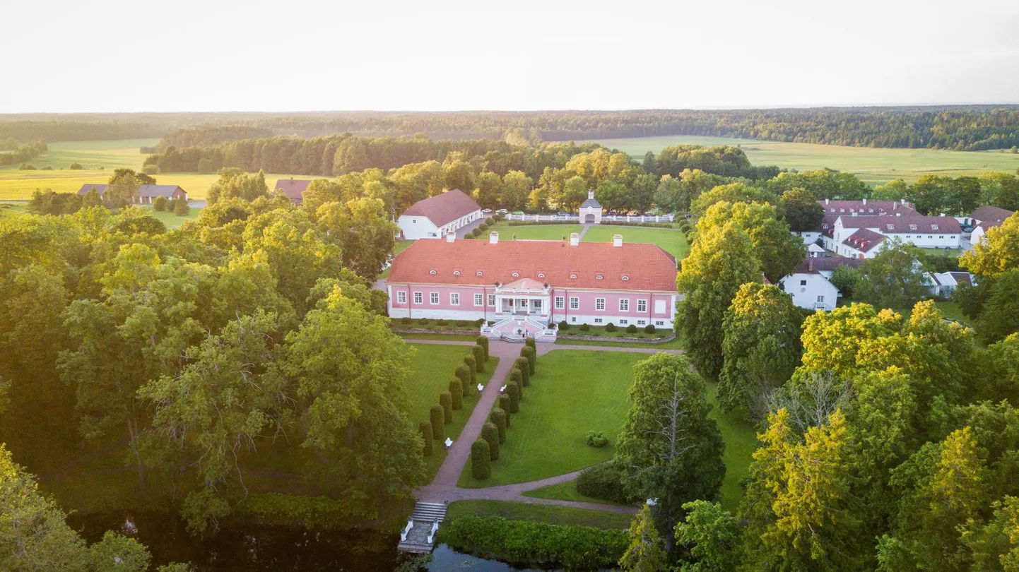 Nii Sagadi (pildil), Vihula kui ka Palmse mõisal on suured pargid, kus inimesed saavad jalutades turvaliselt distantsi hoida. Väikestviisi hakkavad nad pakkuma aga lisaväärtust vaba aja veetmise ja toitlustuse vallas.