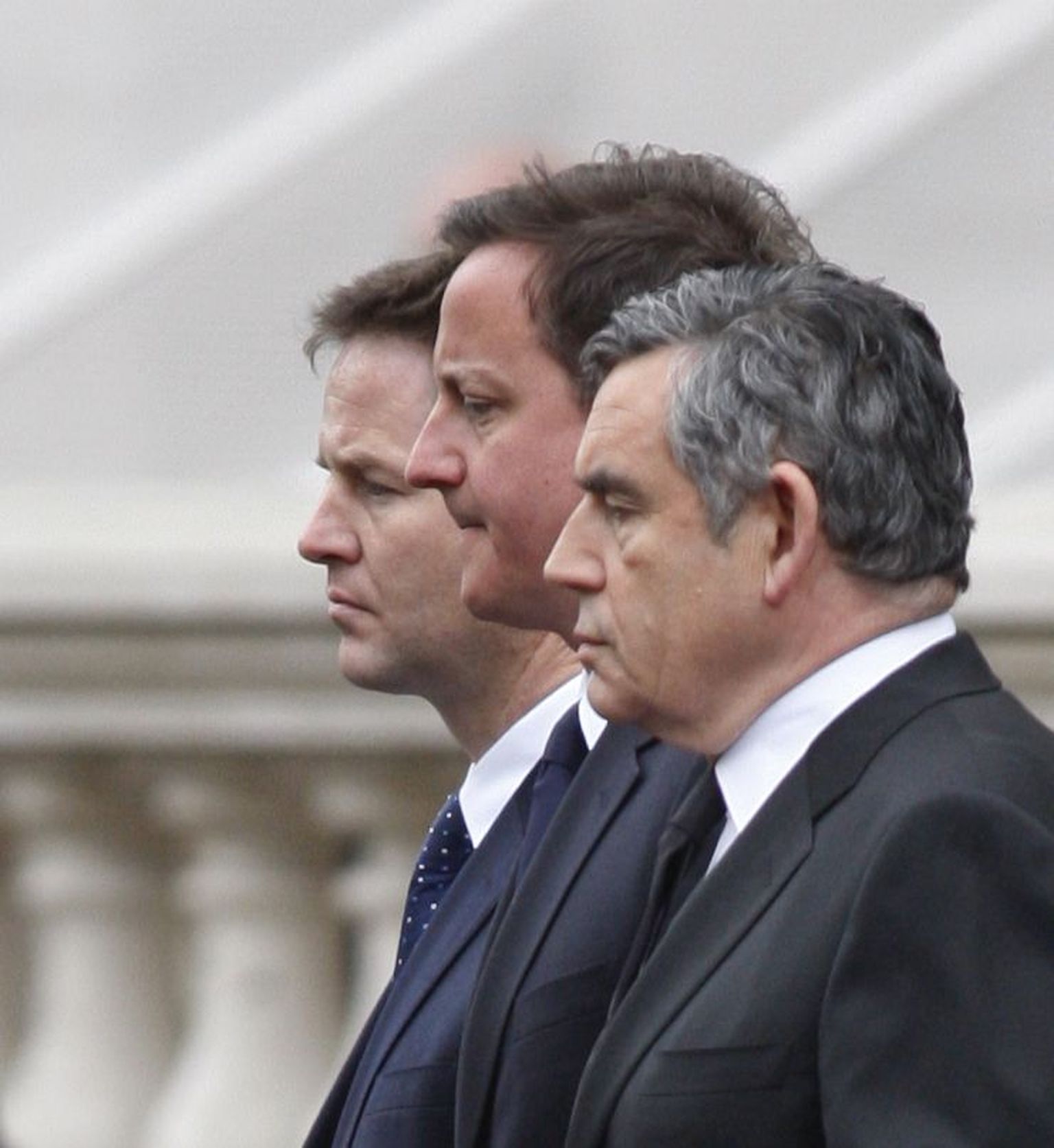 Gordon Brown (paremalt), David Cameron ja Nick Clegg.