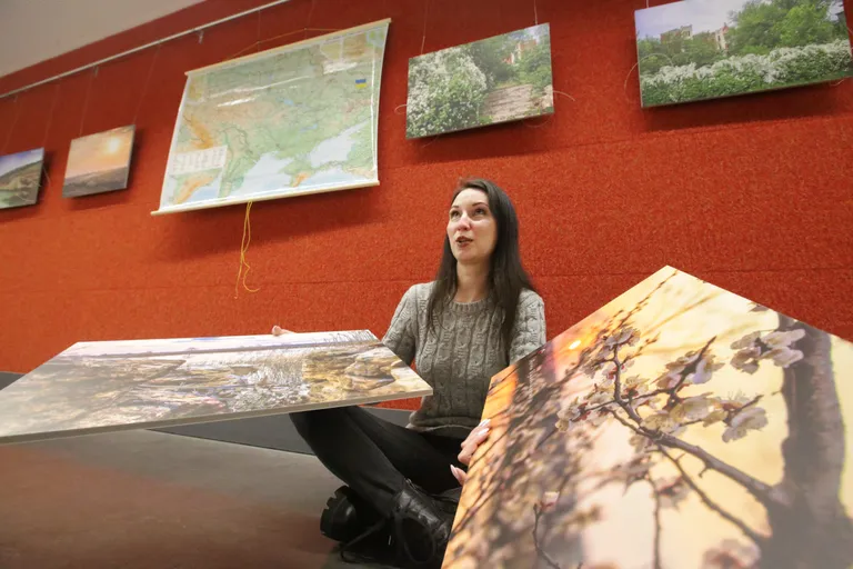 Ukraina fotograafi Anna Vjaznikova (pildil) fotonäitus «Kaotatud paradiis» avati naistepäeval ja jääb huvilistele näha kuni 4. aprillini.