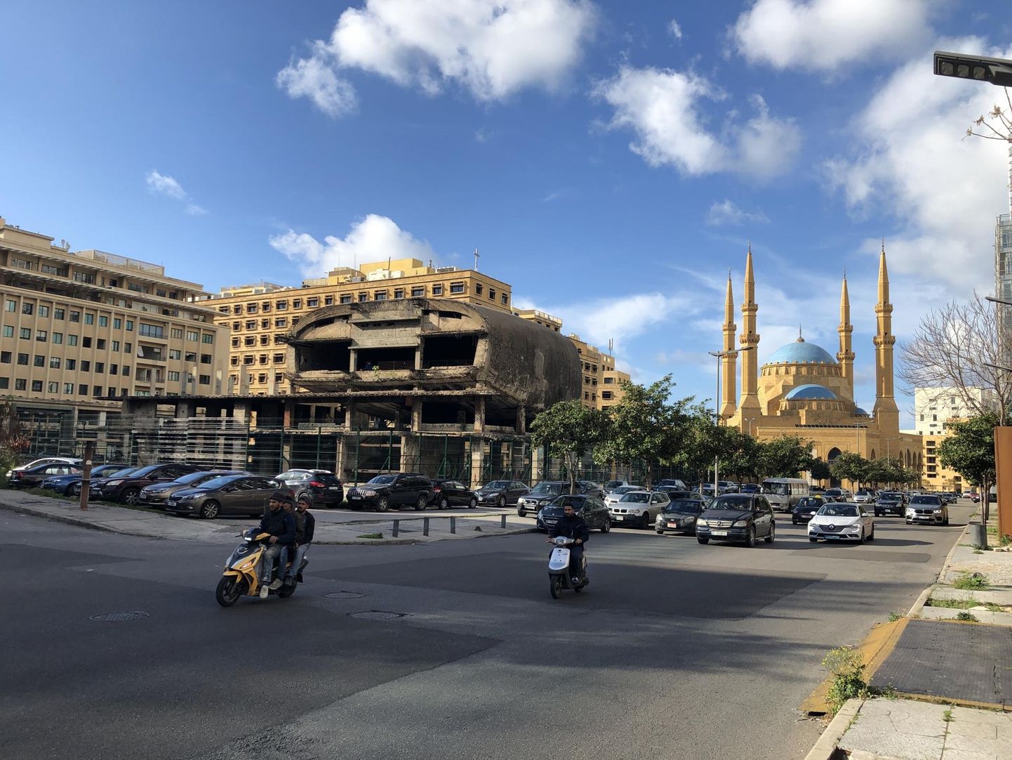 Liibanoni pealinna Beiruti kirju arhitektuuriga kesklinn: kirikute ja mošeede vahelt leiab lõpetamata arhitektuurinäidiseid. Pildil Beirutis sõja tõttu pooleli jäänud ooperimaja.