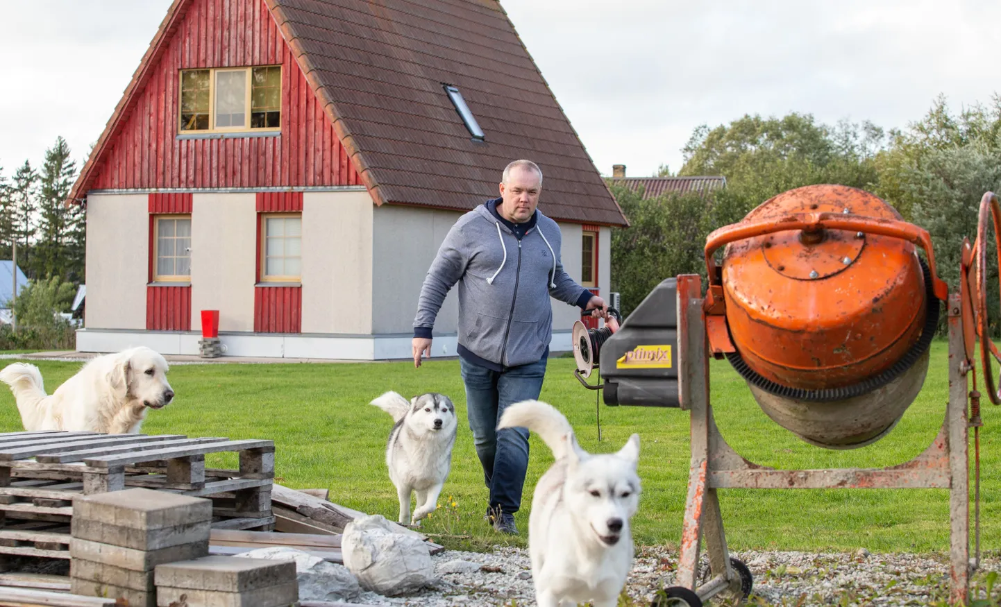 Toila vallas viieliikmelise pere ja lemmikloomadega oma majas elav Guido Tellis ütleb, et tal on hirm juba septembrikuu elektriarve pärast ning ta ei julge mõeldagi, mis talvel hakkab saama.