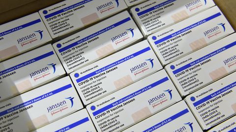 Подтверждены два редких побочных эффекта от вакцин Janssen и Vaxzevria