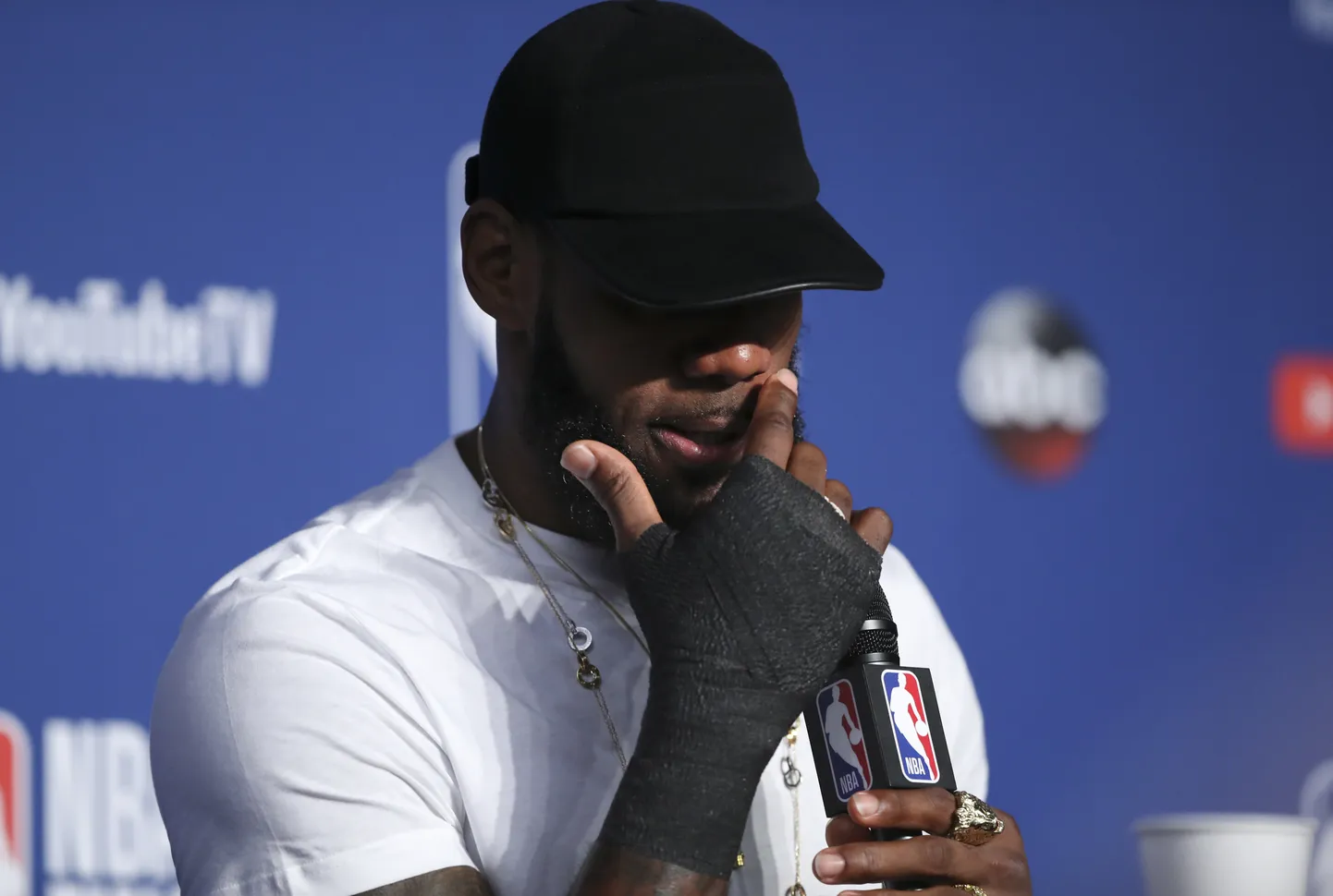 LeBron James NBA finaalseeria järel pressikonverentsil.