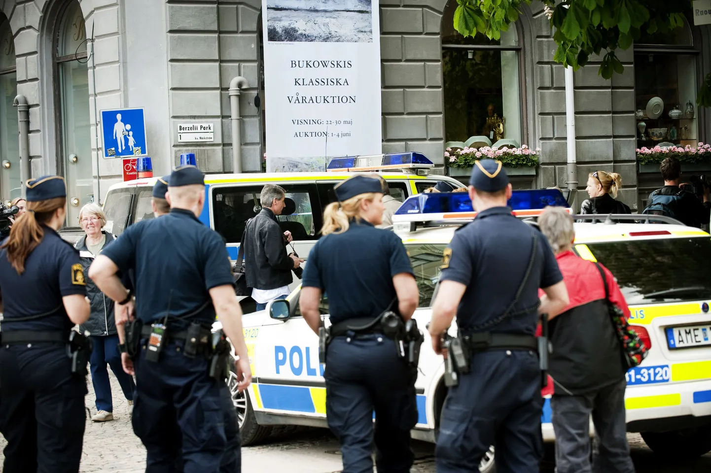 Rootsi politseinikud eile Bukowski oksjonimaja juures Stockholmis.