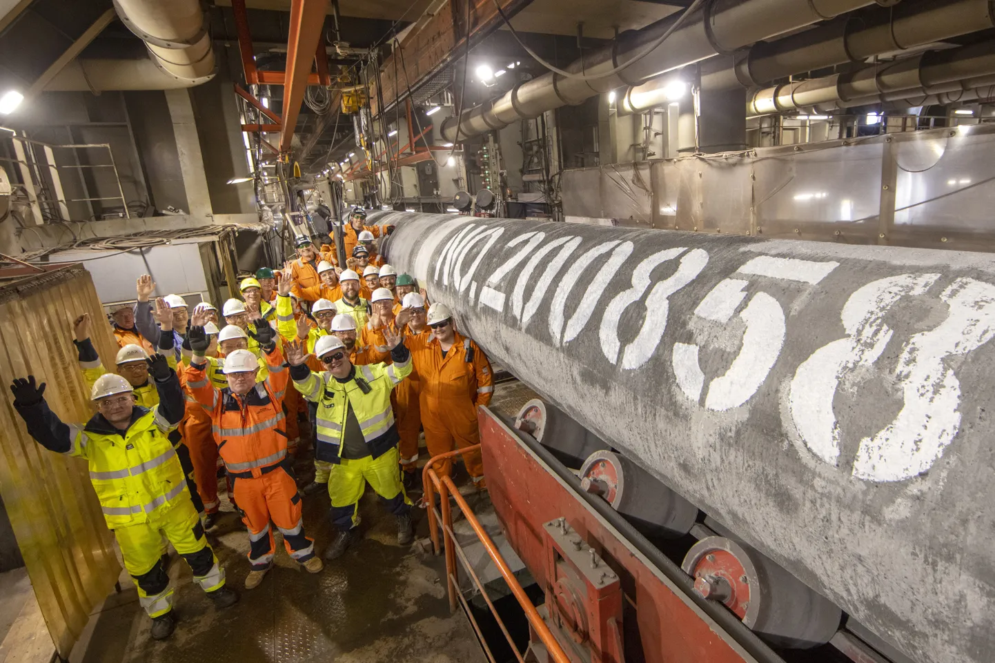 Läänemerre Nord Stream 2 gaasijuhet paigaldava aluse Fortuna pardal viibivad spetsialistid on kogunenud ühispildile viimase jupi nr 200 858 vettelaskmise eel 6. septembril 2021.