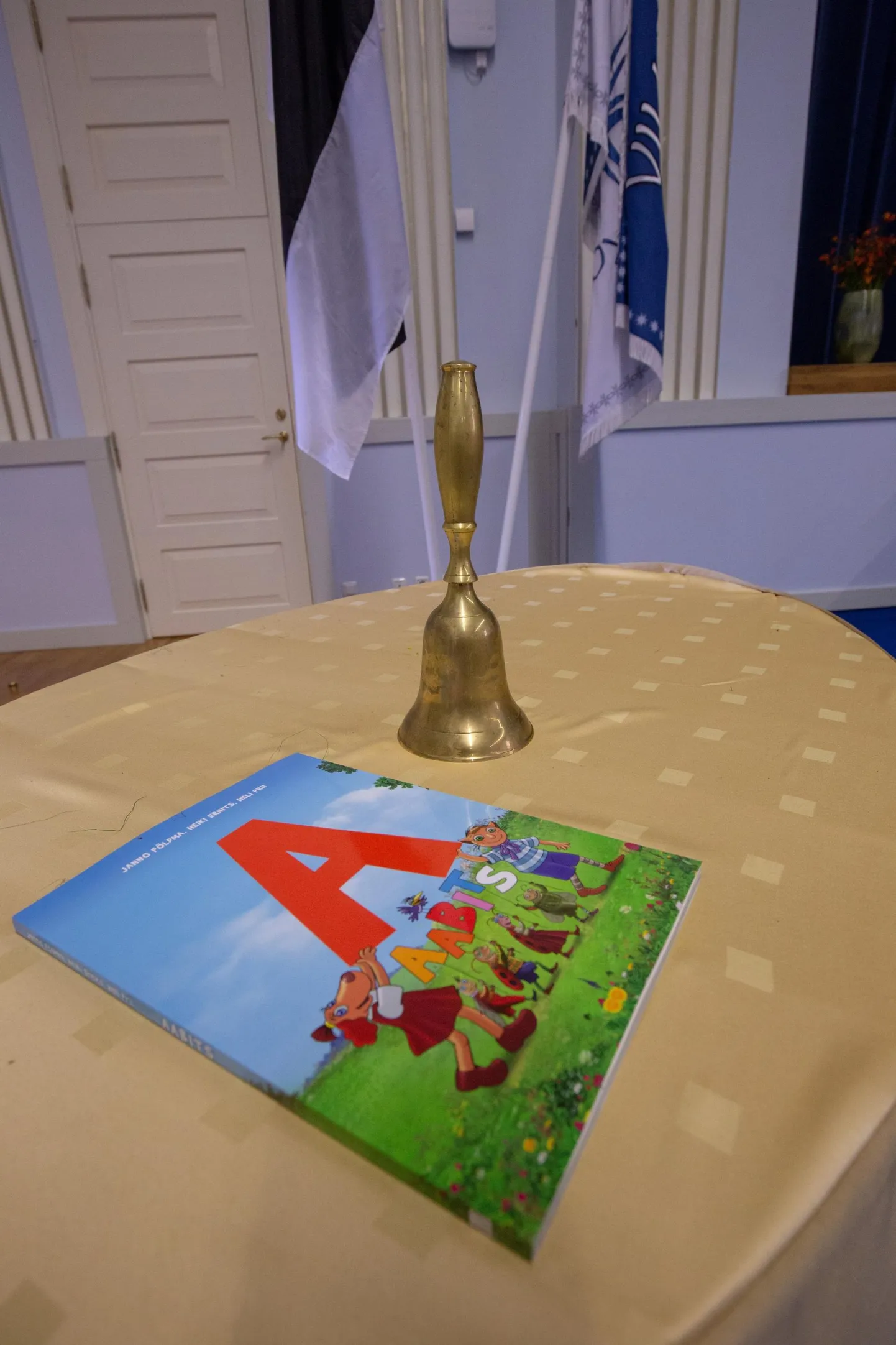 Esimene koolipäev, aabits ja koolikell. Foto on illustratiivne.