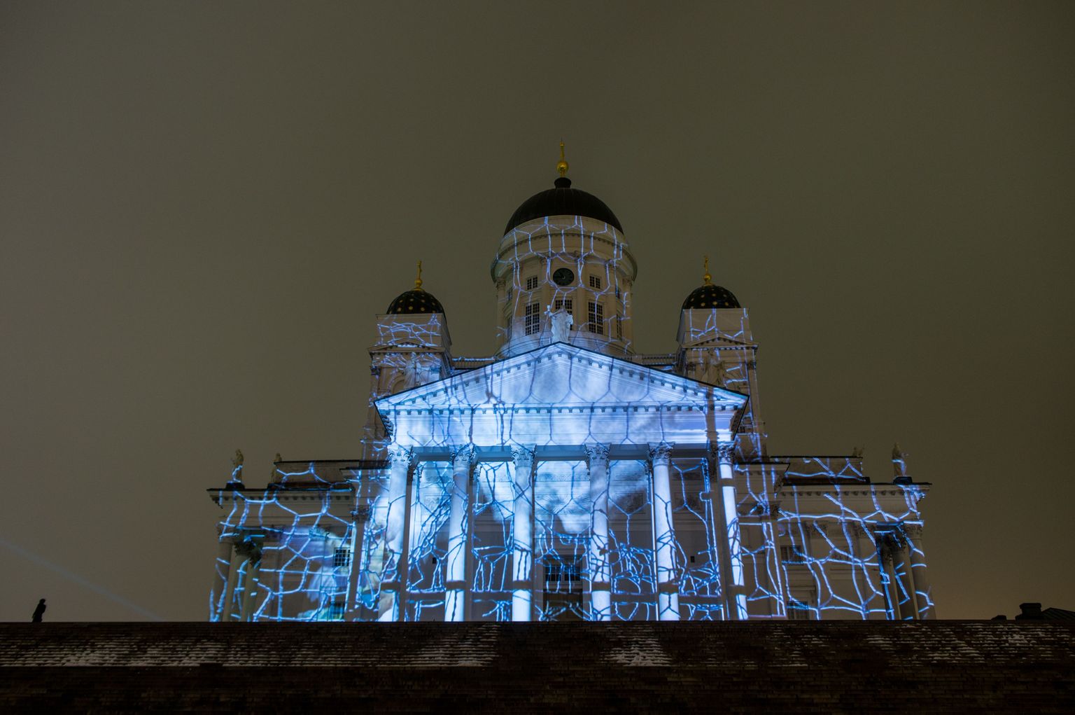 Nii näeb välja Helsingi toomkirik valgusfestivali ajal.