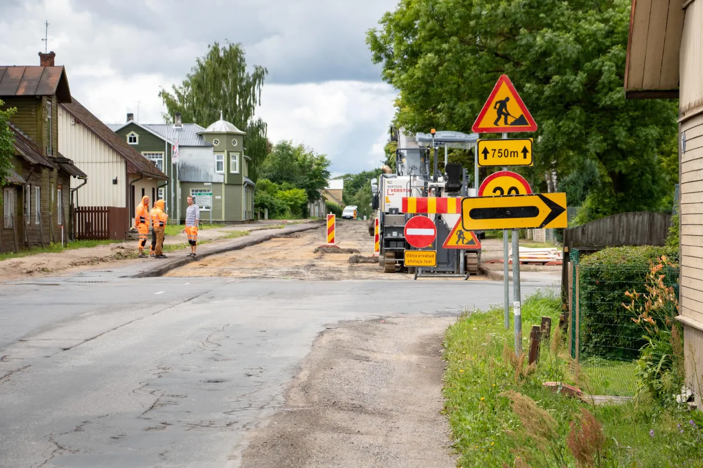 Esmaspäeval alustati Planeedi ja Raua tänava vahelisel lõigul rekonstrueerimistöid, kui kõigepealt freesiti vana alfalt.