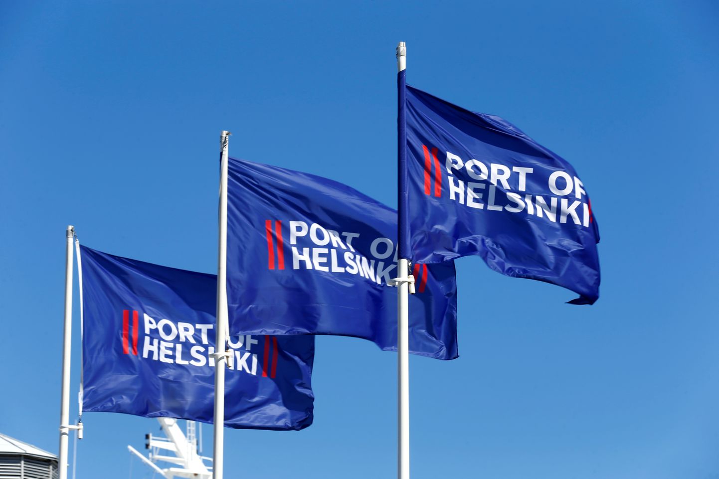 Helsingi sadama lipud lehvimas.