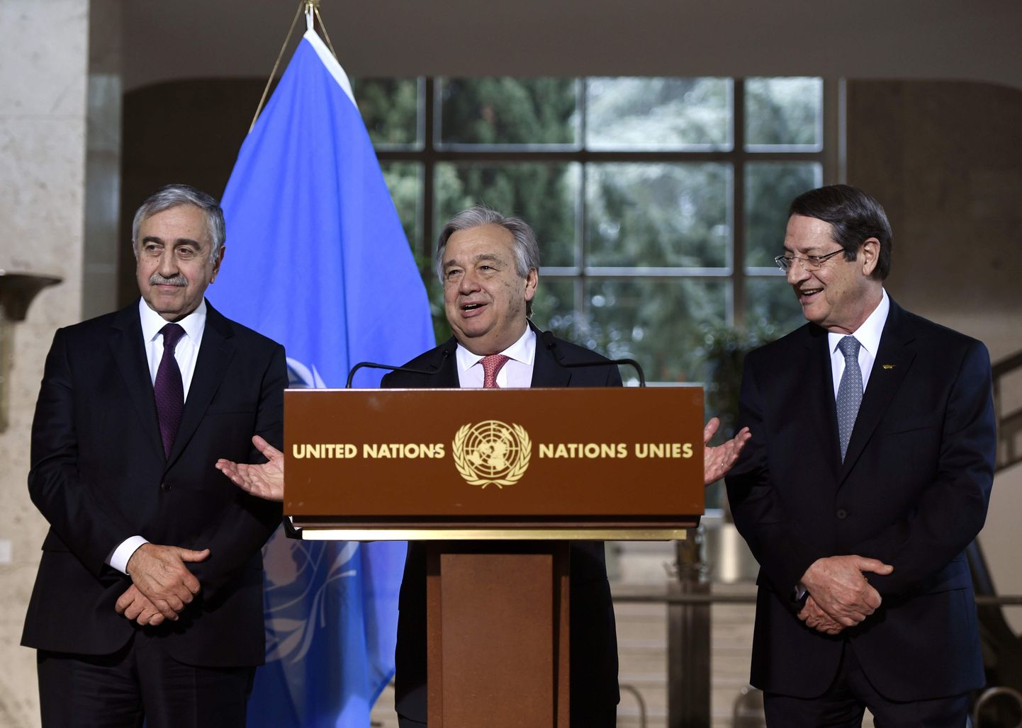 ÜRO peasekretär Antonio Guterres (keskel) Türgi Küprose liidri Mustafa Akinci (vasakul) ja Kreeka Küprose presidendi Nicos Anastasiadesega.