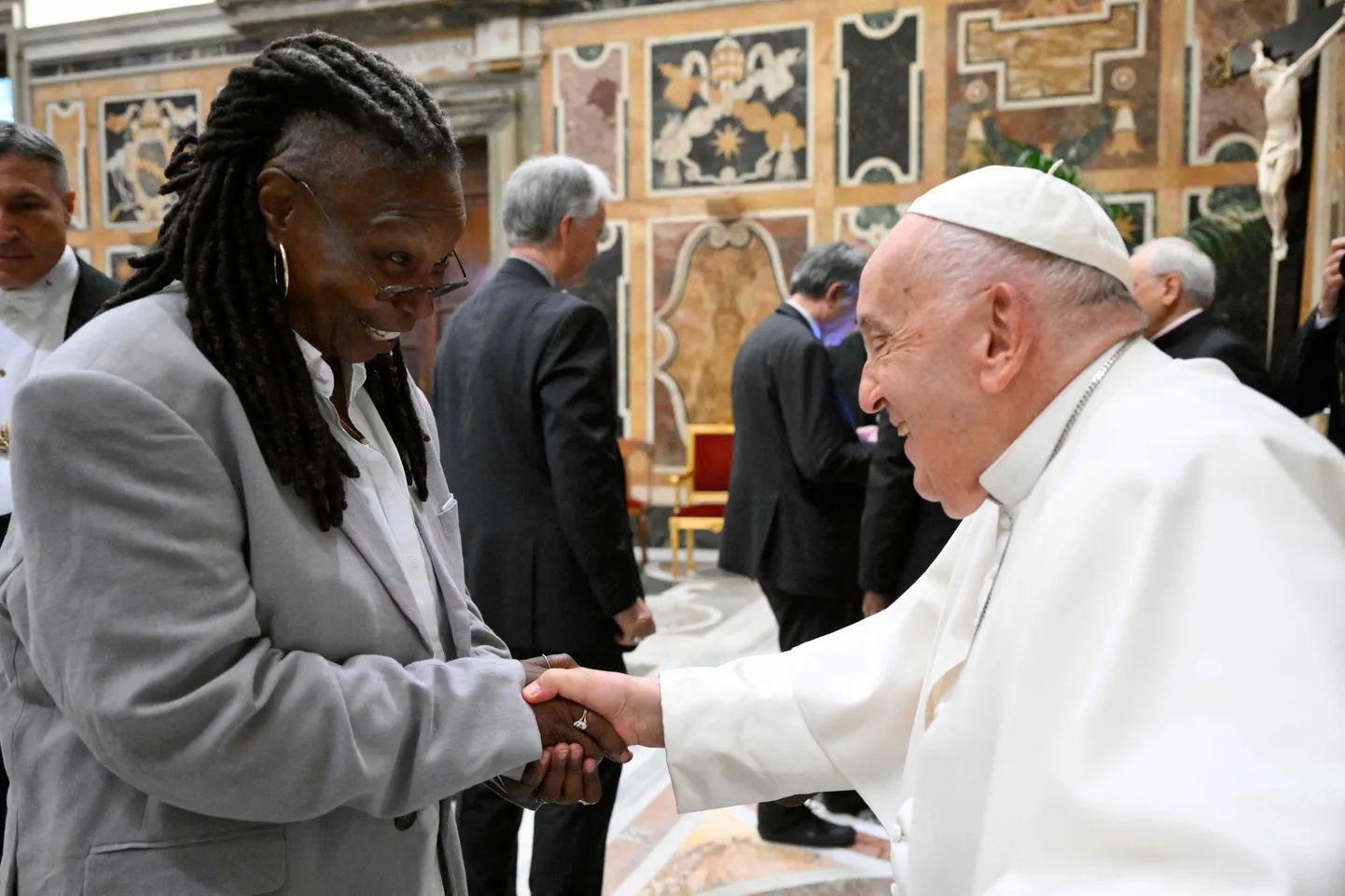 Paavst Franciscus Vatikanis Whoopi Goldbergi tervitamas.