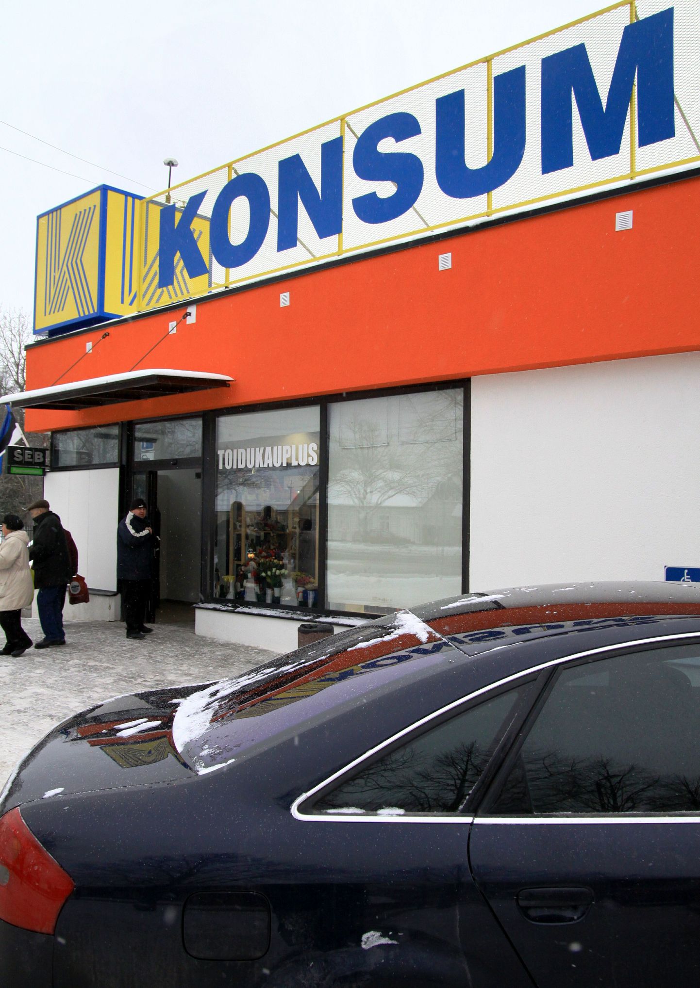 Täna öösel rööviti Pärnus Tiina Konsumi juures asuvat sularahaautomaati.