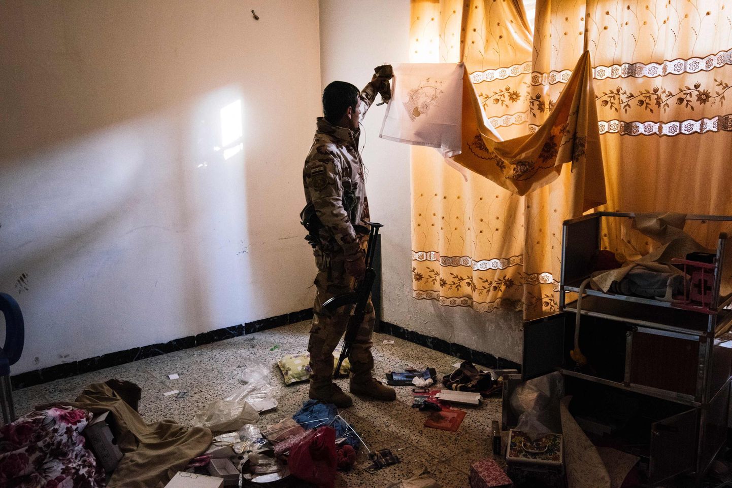 Iraagi sõdur uurib Islamiriigi džihadistide elamut.