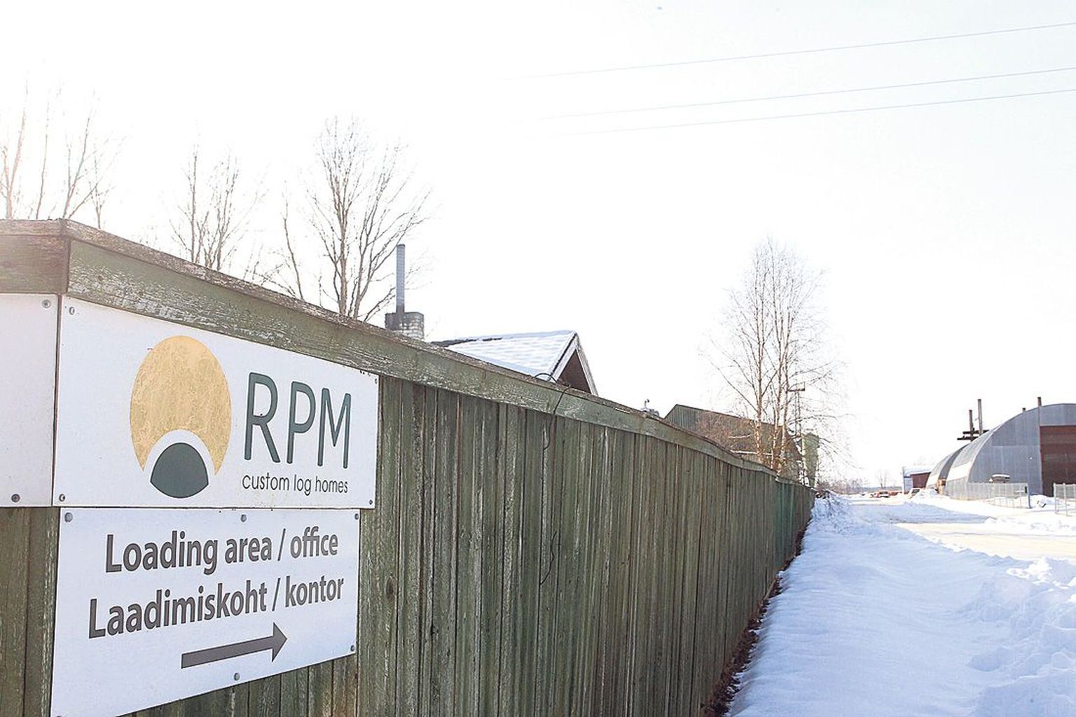Merwoodi tootmisplats Elva külje all on piiratud aiaga, millel olev silt viitab firma kunagisele ärinimele RPM.