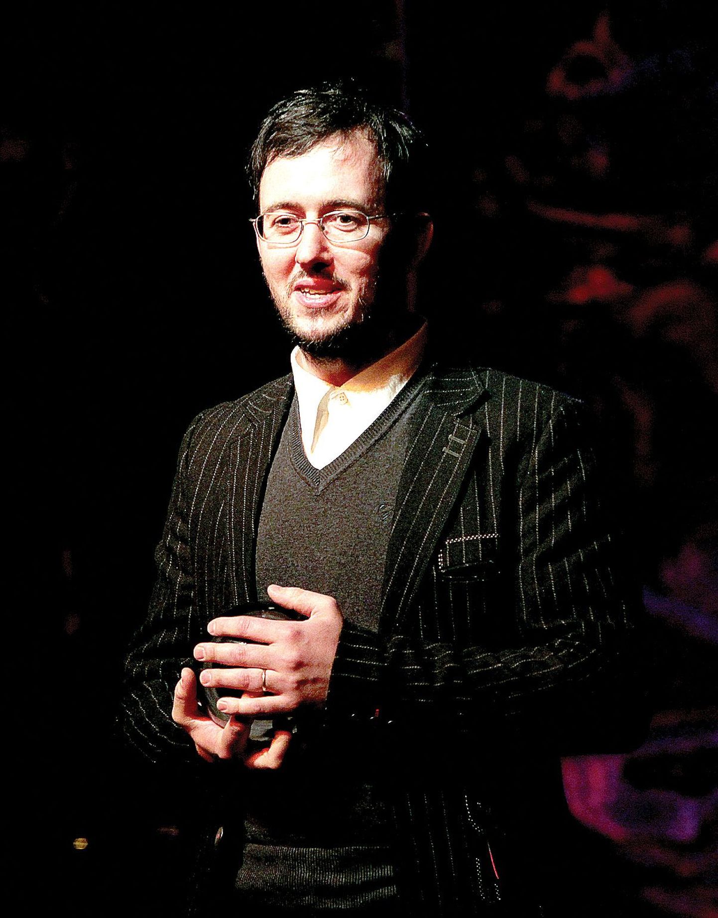 Ivar Põllu hoiab pihus teatriaasta auhindamisel algupärase dramaturgia preemiaga kaasnenud klaaskera.