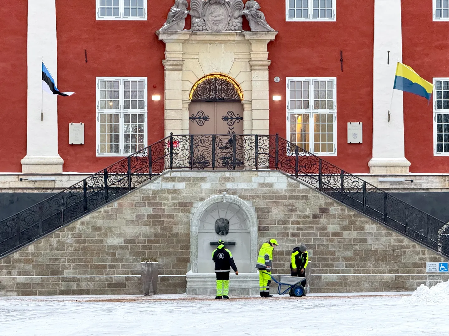 Stell Eesti tehtud hooldustööde kehva kvaliteedi tõttu hooldab nüüd Raekoja platsi munitsipaalfirma Narva Jäätmekäitluskeskus.