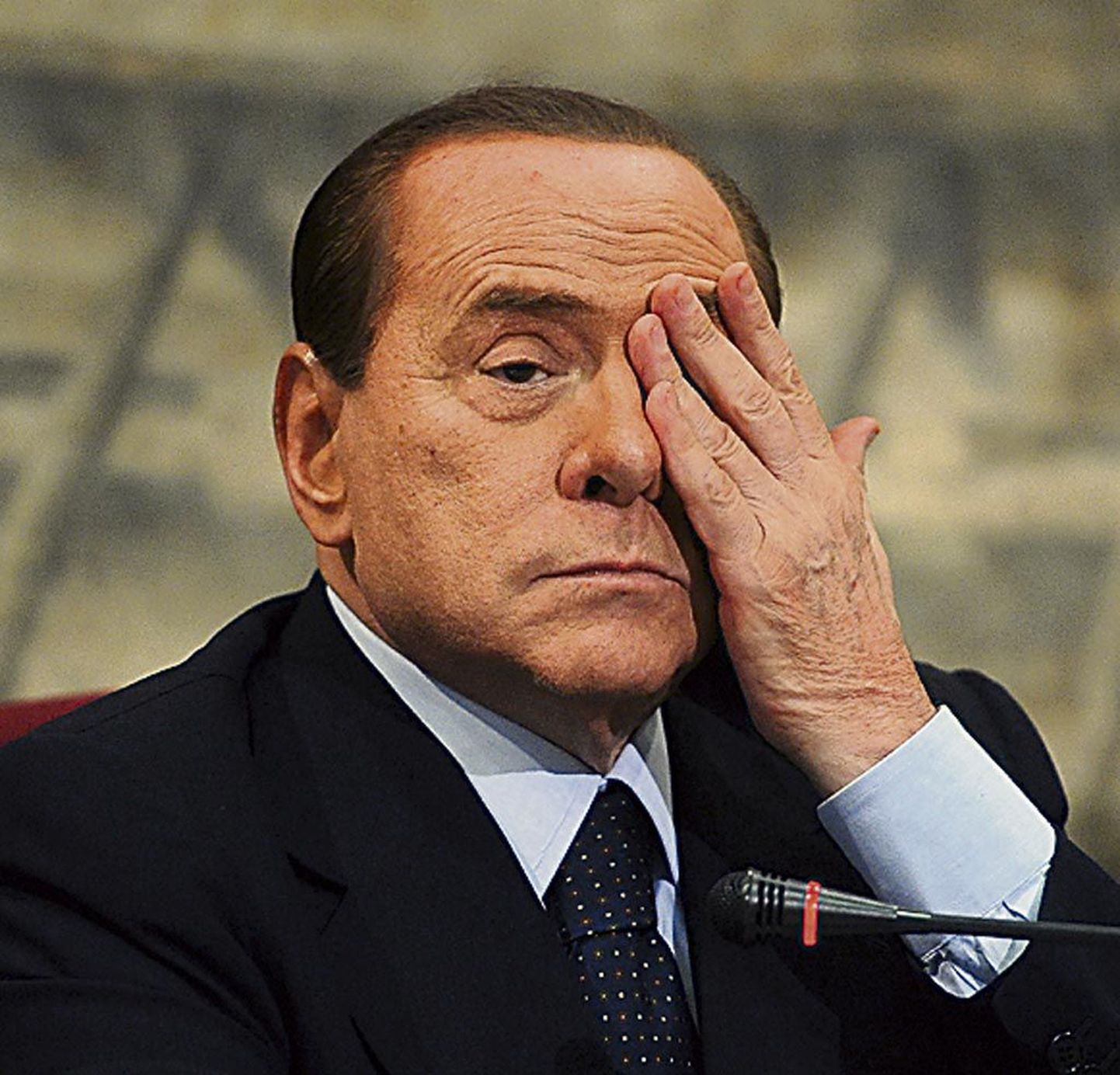 Itaalia valitsusjuht Silvio Berlusconi vaatab, et midagi nägemata ei jääks.