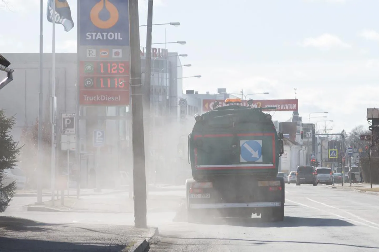 Läinud reedel puhastas teehooldusmasin Viljandis Tallinna tänavat nii usinasti, et üles kerkis suur tolmupilv.