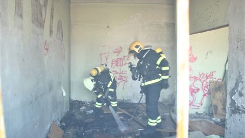 Галерея: в заброшенном доме устроили пожар