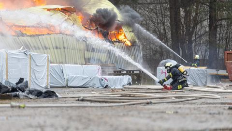 Rakveres lahvatas tulekeel puiduettevõtte alal. Omanik: kõik käis nii kiiresti