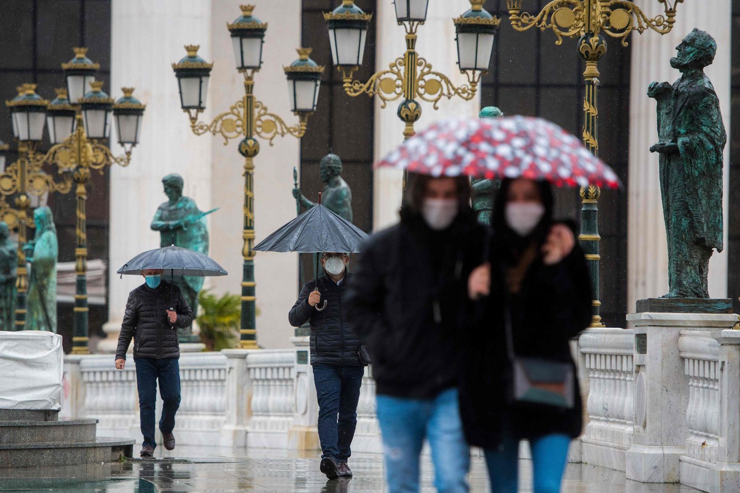 Jalakäijad Makedoonia pealinnas Skopjes.