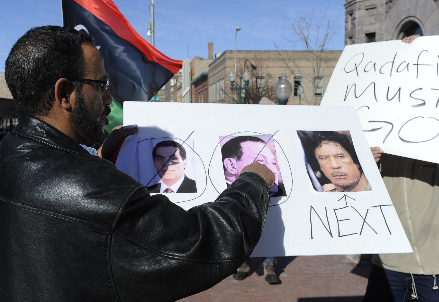 Муаммару Каддафи обещают судьбу его коллег из Туниса и Египта.