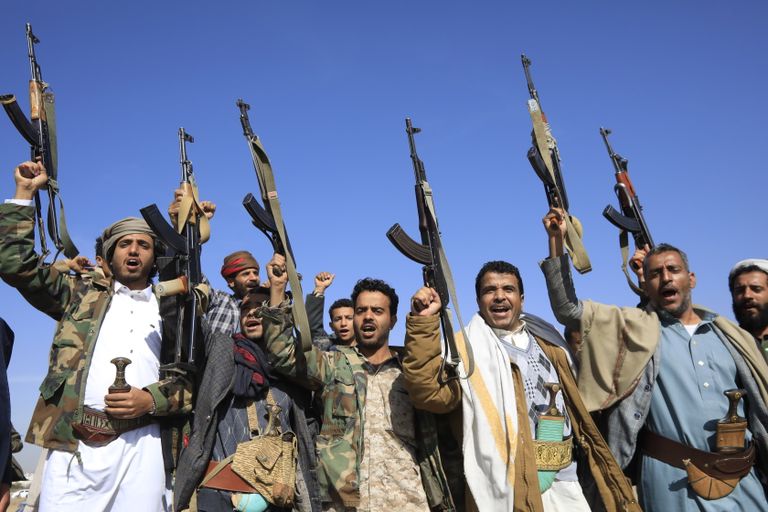 Вооруженные соплеменники, лояльные хуситам, во время демонстрации против США и Израиля в Сане, Йемен, 29 января 2024 года.