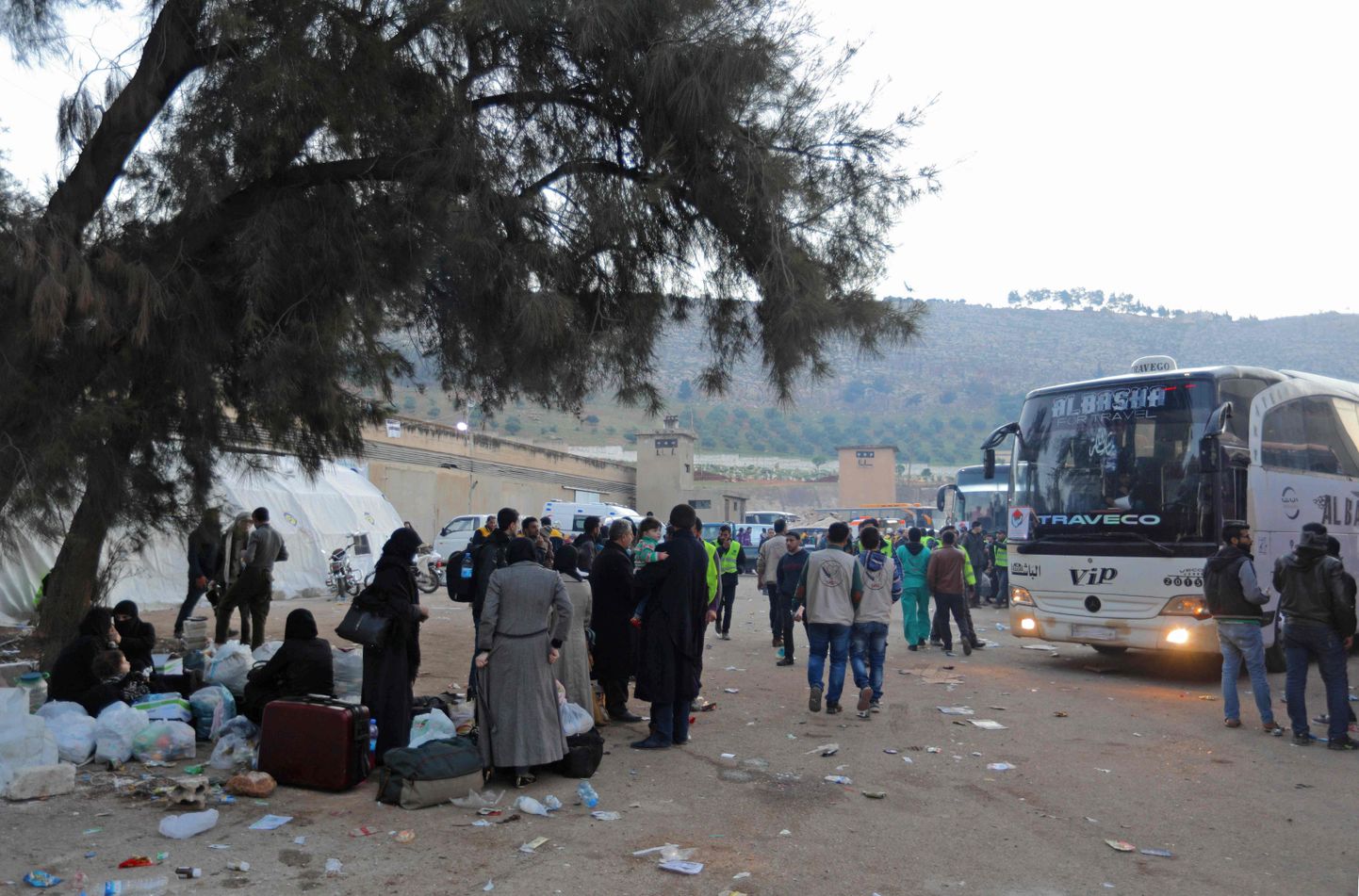 Evakueeritud tsiviilisikud ja võitlejad saabumas Qalaat al-Madiq`i linna.