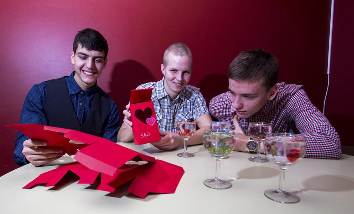 Õpilasfirma SAO teeb geelküünlaid ja pakendab need romantilistesse karpidesse. Pildil on (vasakult) Stefan Airapetjan, Joosep Pill ja Ott Martens.