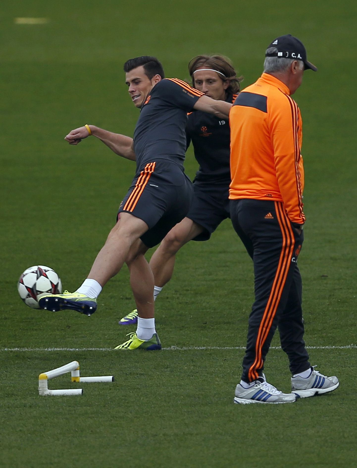 Gareth Bale (vasakul) ja Carlo Ancelotti (paremal).