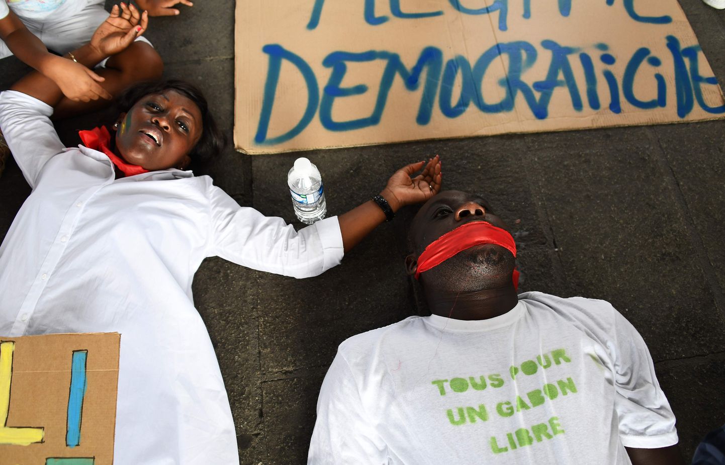 Protestijad avaldamas tänaval lamades meelt president Ali Bongo tagasivalimise vastu.