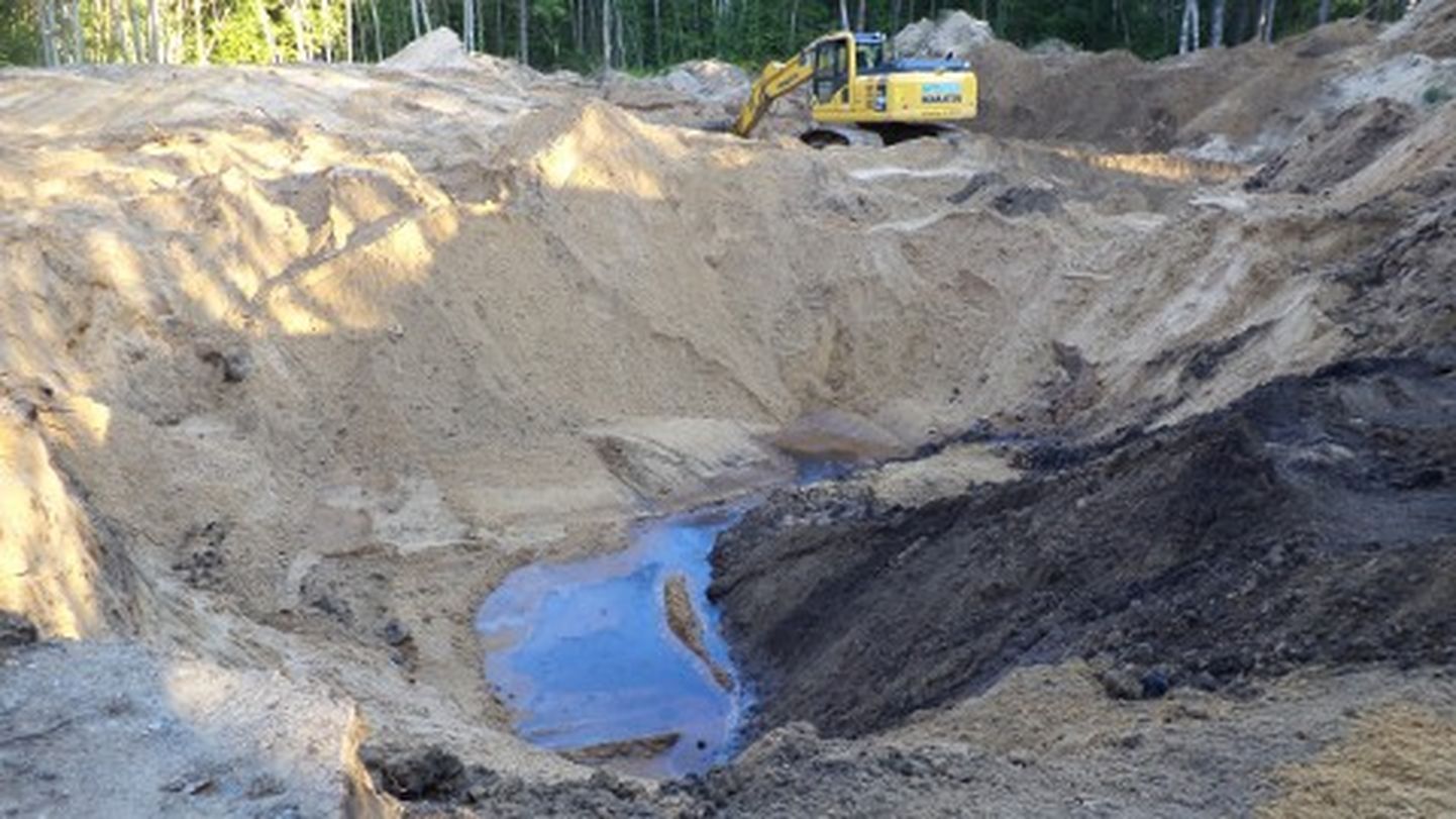 EcoPro lõpetas eelmisel suvel Lohusuus endisest asfaltbetoonitehasest jäänud naftasaadustega reostunud pinnase kõrvaldamise ja käitlemise. Nüüd plaanitakse Kiviõlisse keskust, kus tegeldakse reostunud pinnase puhastamisega, et seda tööstusmaastike haljastamiseks kasutada.