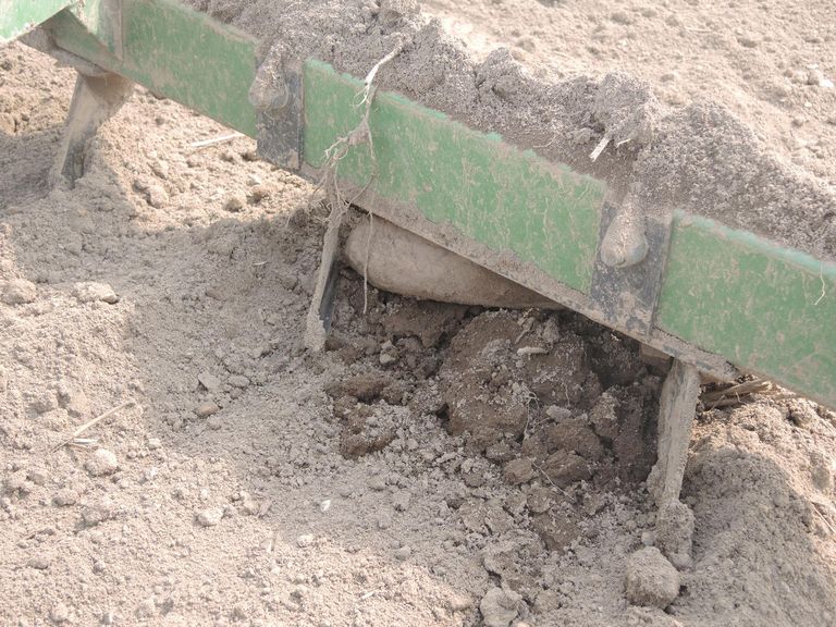 2018. aasta 29. aprillil said demineerijad teate Valgamaalt Tõrva vallast, kus põllutöödel oli traktori haakeriista vahele kinni kiilunud miinipildujamiin. Miin tehti kahjutuks.