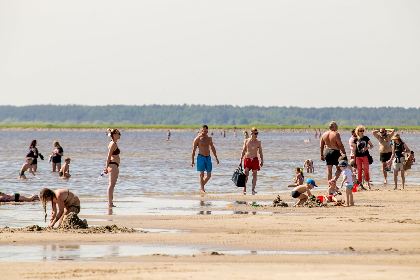 Pärnu rannas on vesi juba suviselt soe ja suplejatest puudust pole.