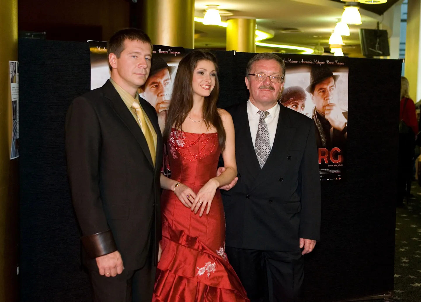 Filmi peaosatäitjad Marko Matvere ja Anastasia Makejeva ning režissöör Peeter Simm.