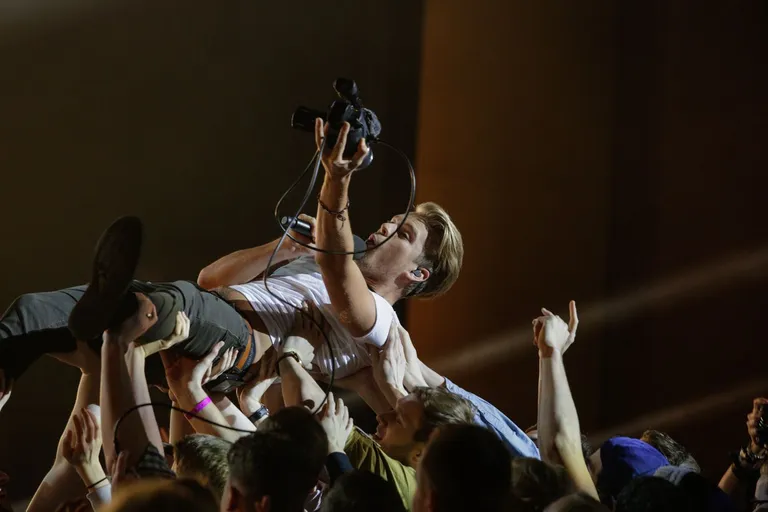 Daniel Levi stagedive